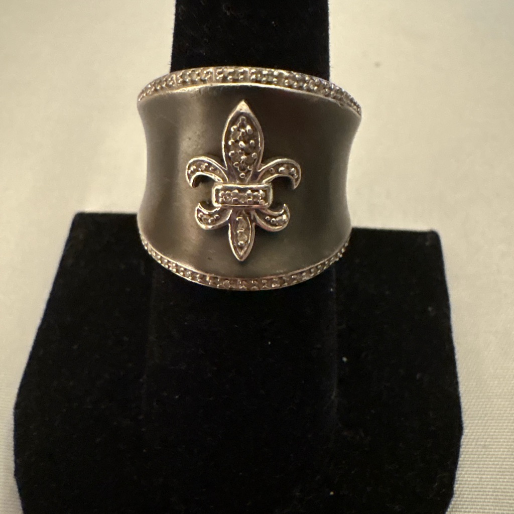 Elegant Silver Fleur-De-Lis Ring